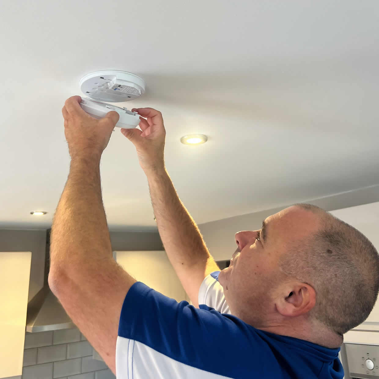 Local smoke alarm installer covering Airdrie